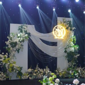 Tia đèn beam quét chéo xuống panel trắng voan rủ dây pha lê neon monogram SD phông sao navy
