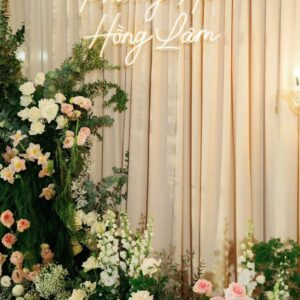 Tiệc cưới Phương Hà Hồng Lâm neon tên trên rèm kem hoa hồng trắng hồng phấn