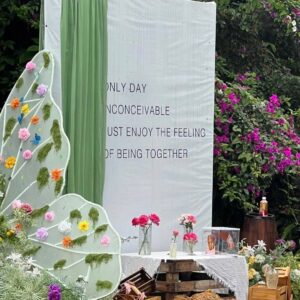 Tiểu cảnh cánh bướm khung lưới phủ hoa nhiều màu bảng chữ trắng voan xanh lá bàn pallet tiệc cưới ngoài trời