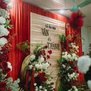 Toàn cảnh backdrop lễ ăn hỏi Vân Thành nhìn qua hoa trắng