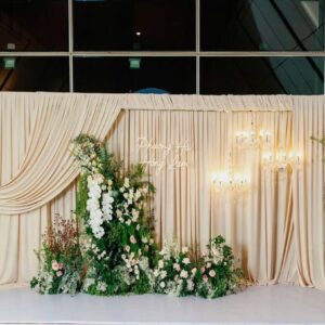 Toàn cảnh backdrop rèm kem dưới mái kính tiệc cưới Phương Hà Hồng Lâm