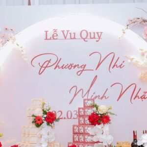 Trang trí gia tiên màu hồng vòng sáng tên Phương Nhi Minh Nhật hoa hồng phấn tráp đỏ đôn gỗ