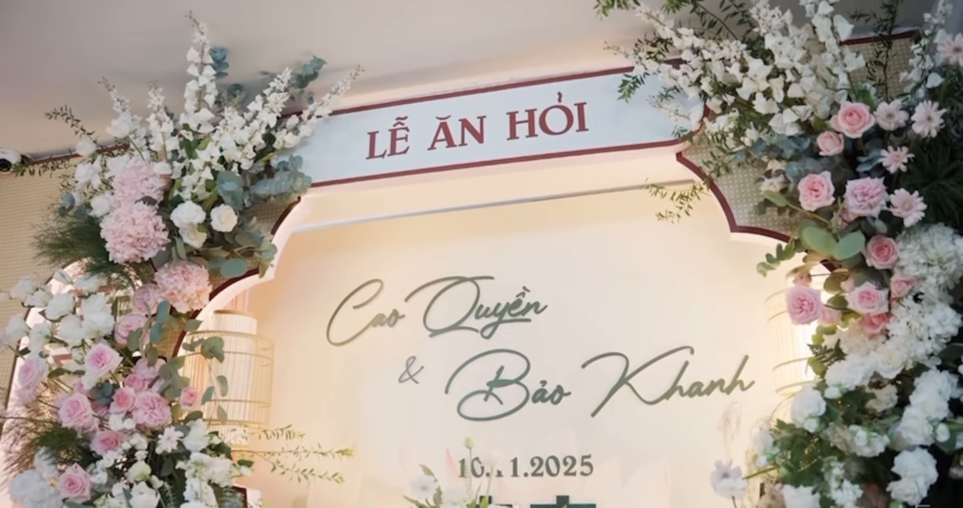 Trang trí lễ ăn hỏi màu hồng backdrop khung vòm Cao Quyền Bảo Khanh hoa hồng pastel trắng