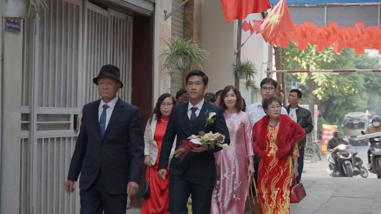 Đoàn nhà trai mang lễ vật đến nhà gái làm lễ xin dâu