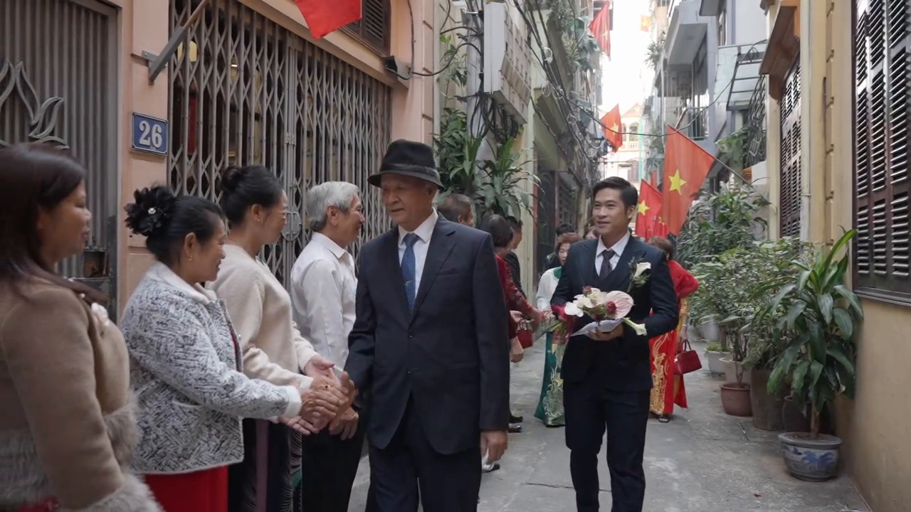 Nhà gái ra ngõ đón tiếp đoàn nhà trai trong ngày cưới