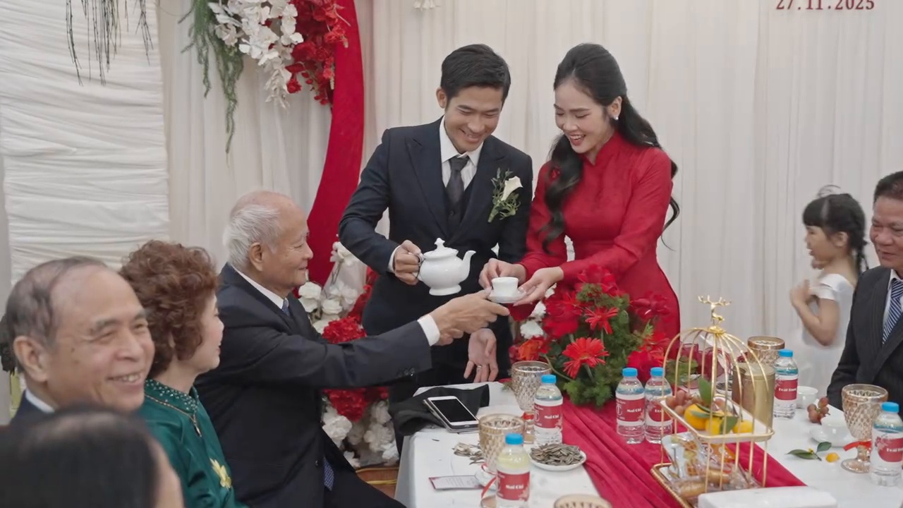 Cô dâu chú rể dâng trà gia tiên sau lễ xin dâu