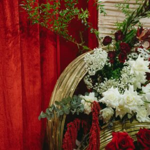 Vòng tre vàng hoa hồng trắng hồng đỏ hoa dền đỏ rủ lễ ăn hỏi Vân Thành