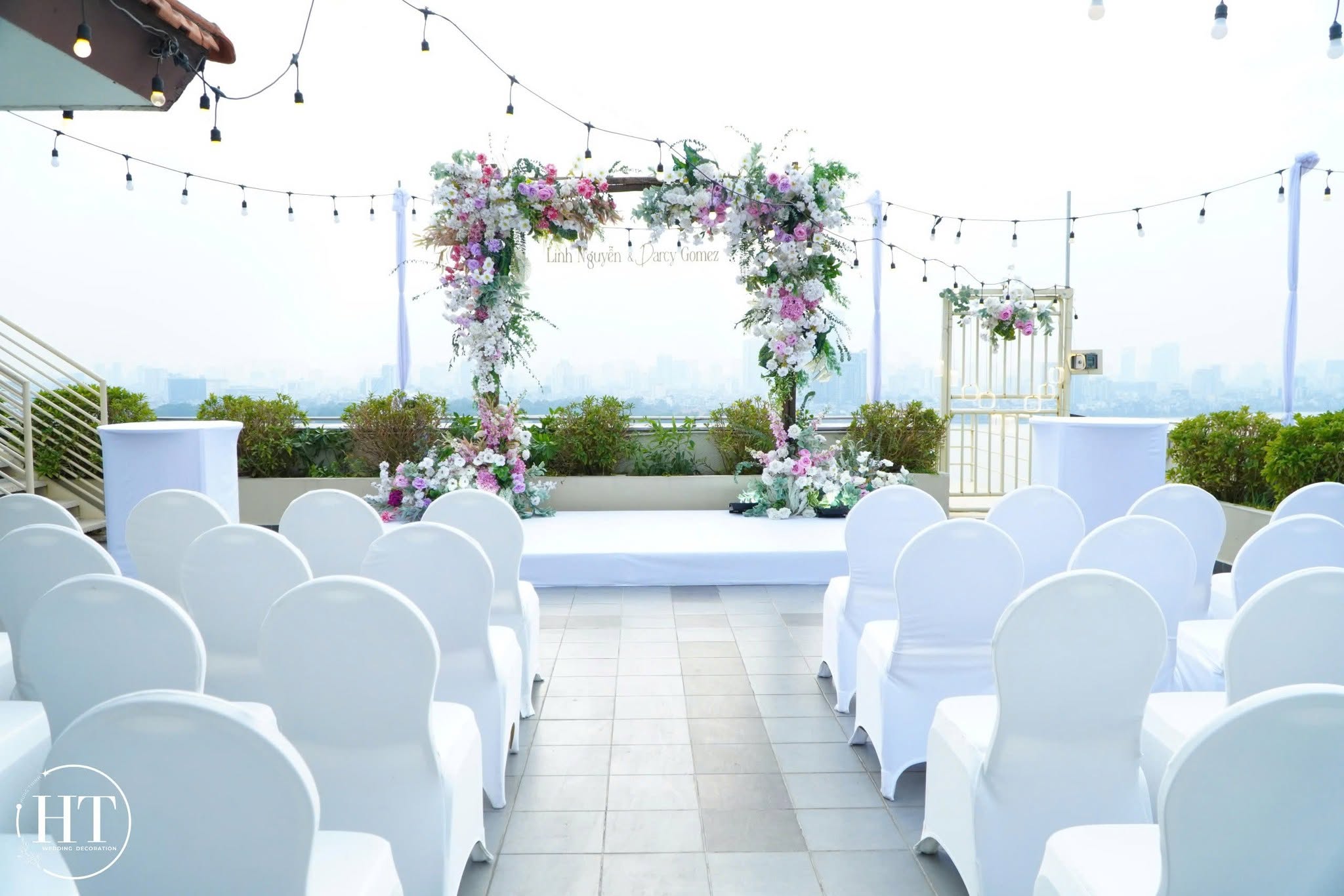 Lối đi rooftop với cổng hoa, minh họa cho thuê bàn ghế Hoàn Kiếm cho tiệc ngoài trời