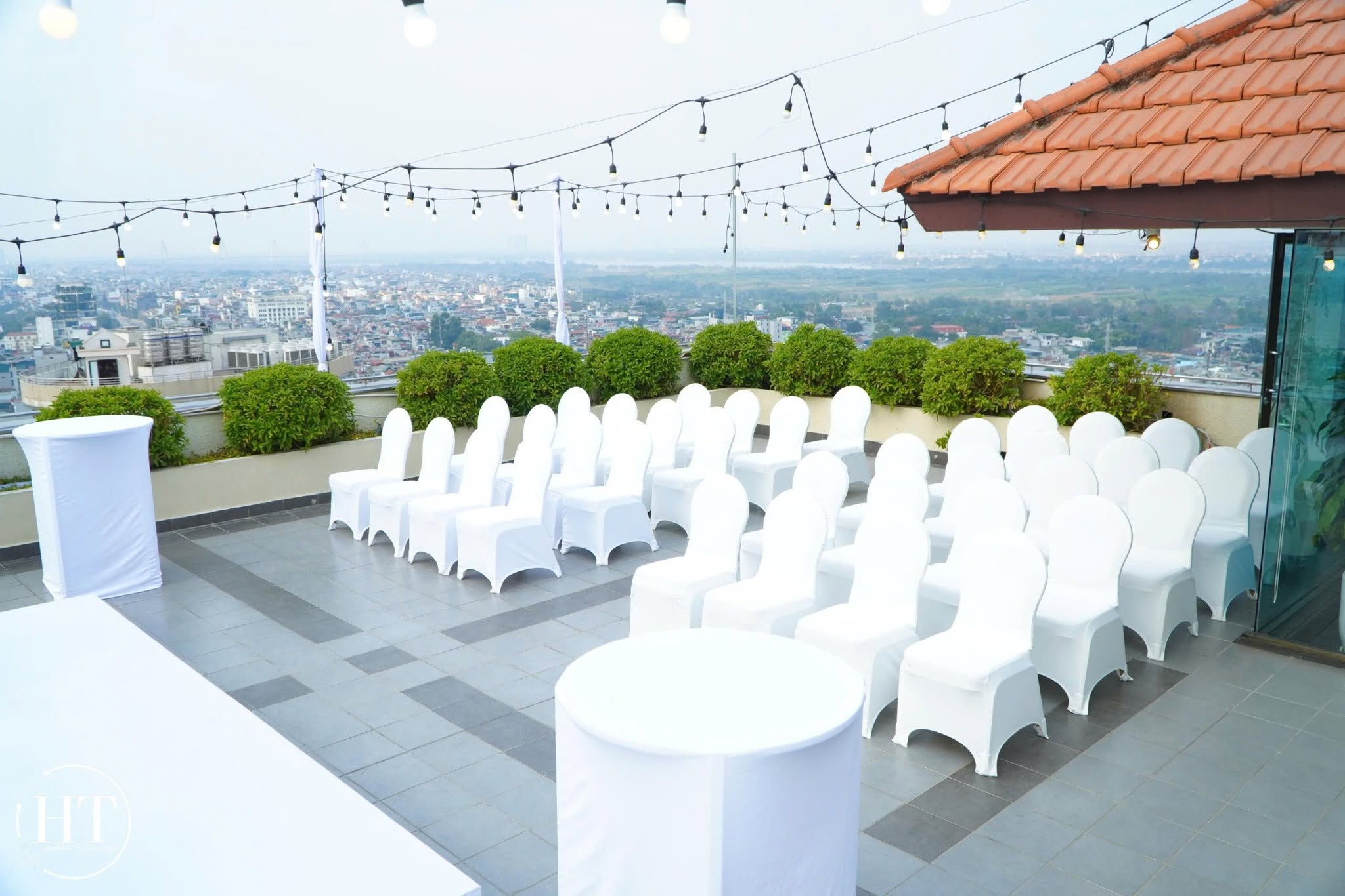 Hàng ghế trắng rooftop nhìn ra thành phố trong lễ cưới Linh Nguyễn và Darcy Gomez