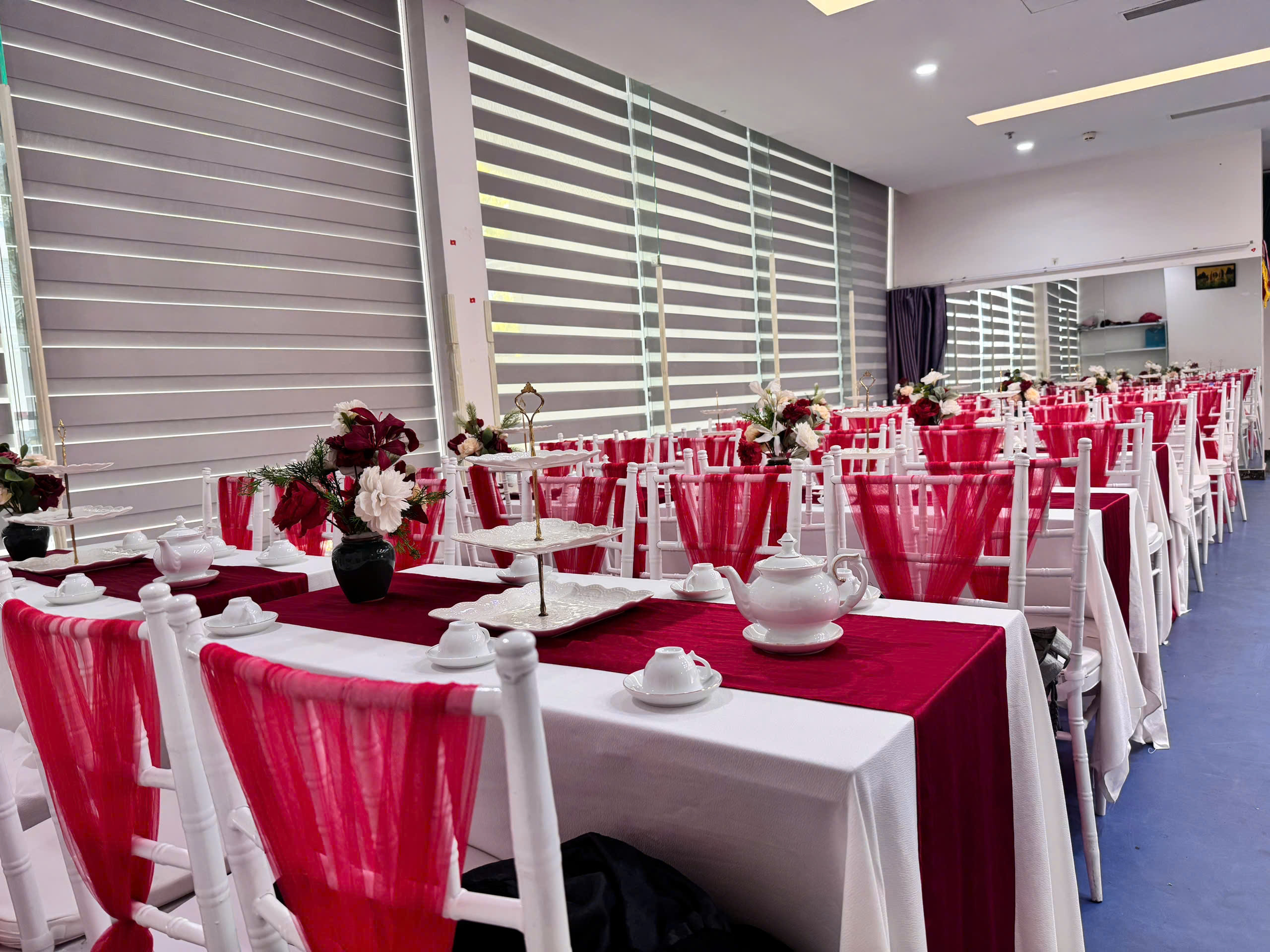 Bàn trà runner đỏ, ấm chén, khay bánh 3 tầng và ghế chiavari voan đỏ cho lễ ăn hỏi, thành hôn