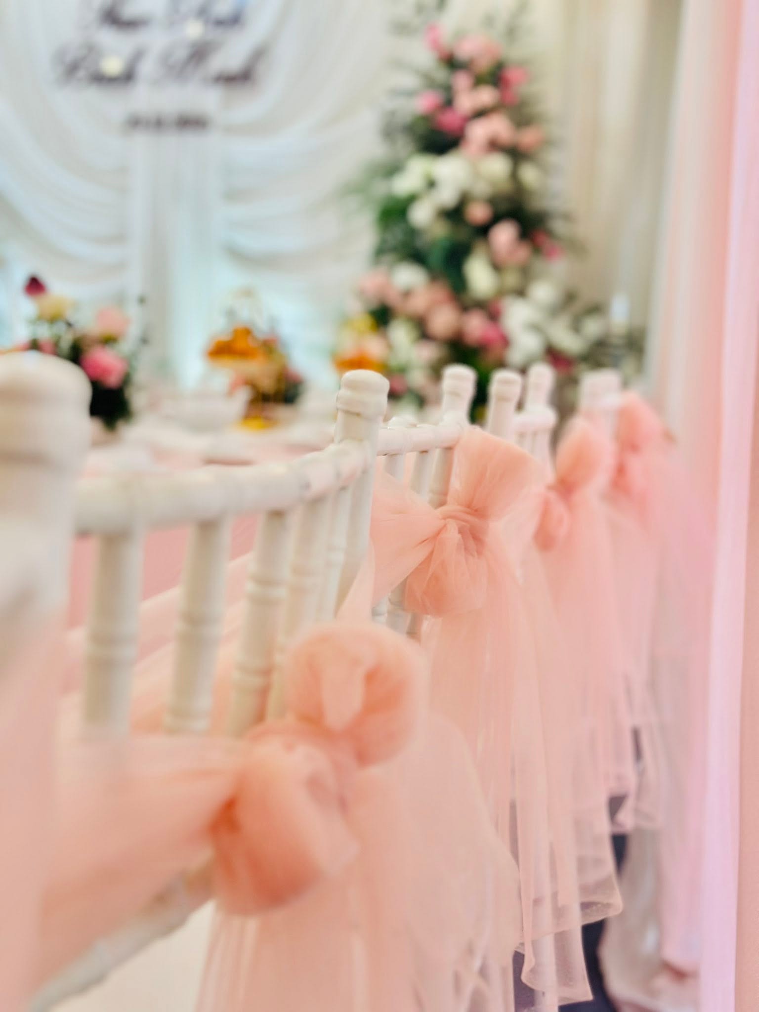 Ghế chiavari nơ voan hồng kê cho tiệc cưới có sân hoặc sảnh