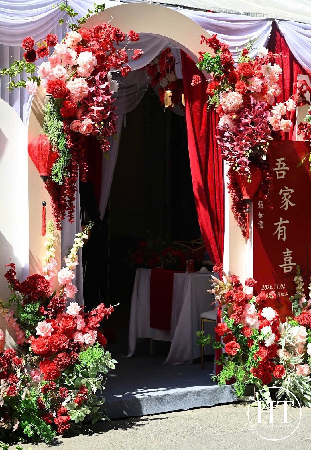 Cổng vòm trắng rèm đỏ, hoa đỏ và câu đối cho lễ vu quy tại nhà, nền tham khảo khi chọn bàn ghế tone đỏ trắng