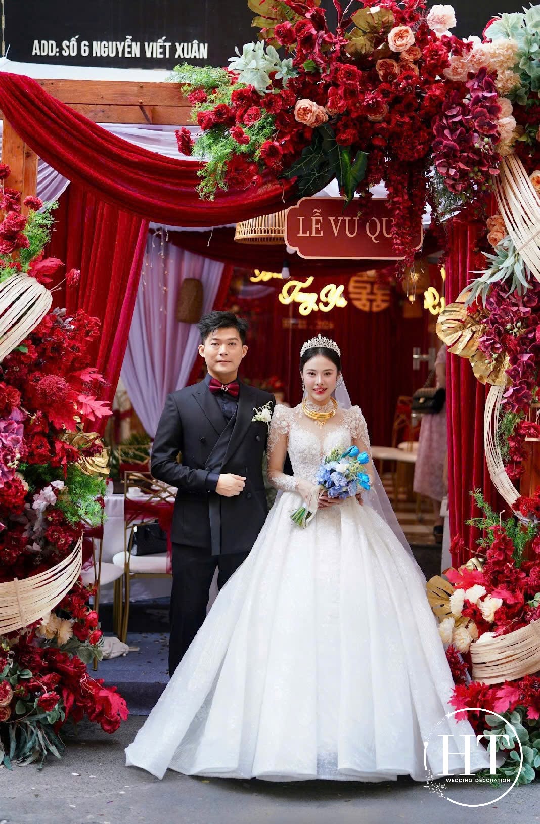 Cô dâu chú rể trước cổng Lễ vu quy đỏ trong lễ vu quy tại nhà Tráng và Hoàng