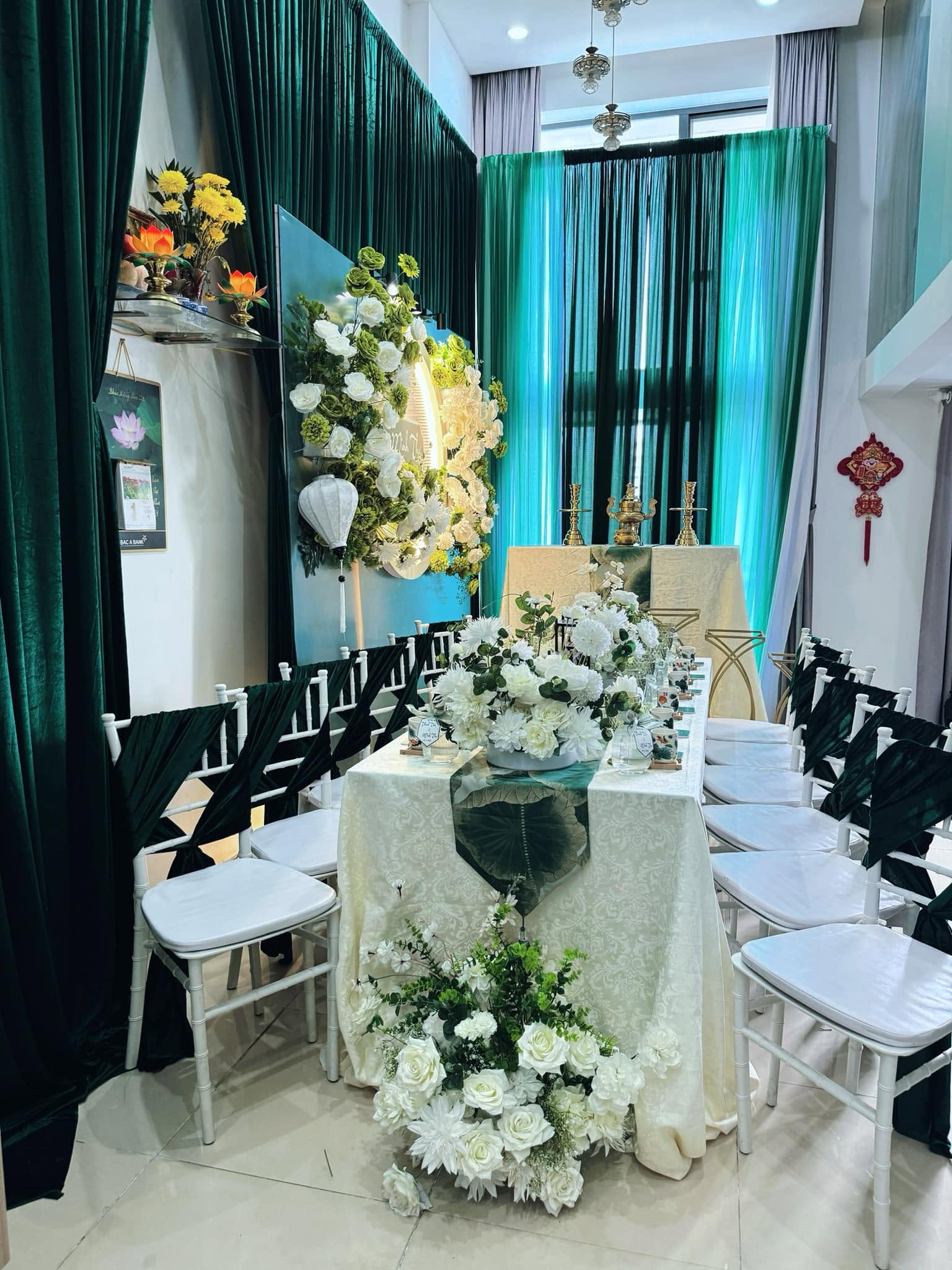 Bàn dài và ghế nơ xanh dùng cho tiệc cưới, mẫu bàn ghế Hưng Thịnh cho thuê