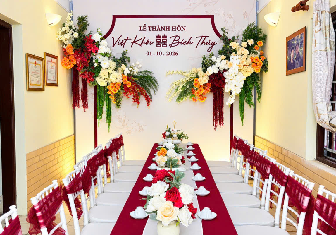 Bàn dài khăn đỏ và ghế chiavari nơ đỏ trong lễ thành hôn Việt Khôi & Bích Thủy ngày 01/10/2026