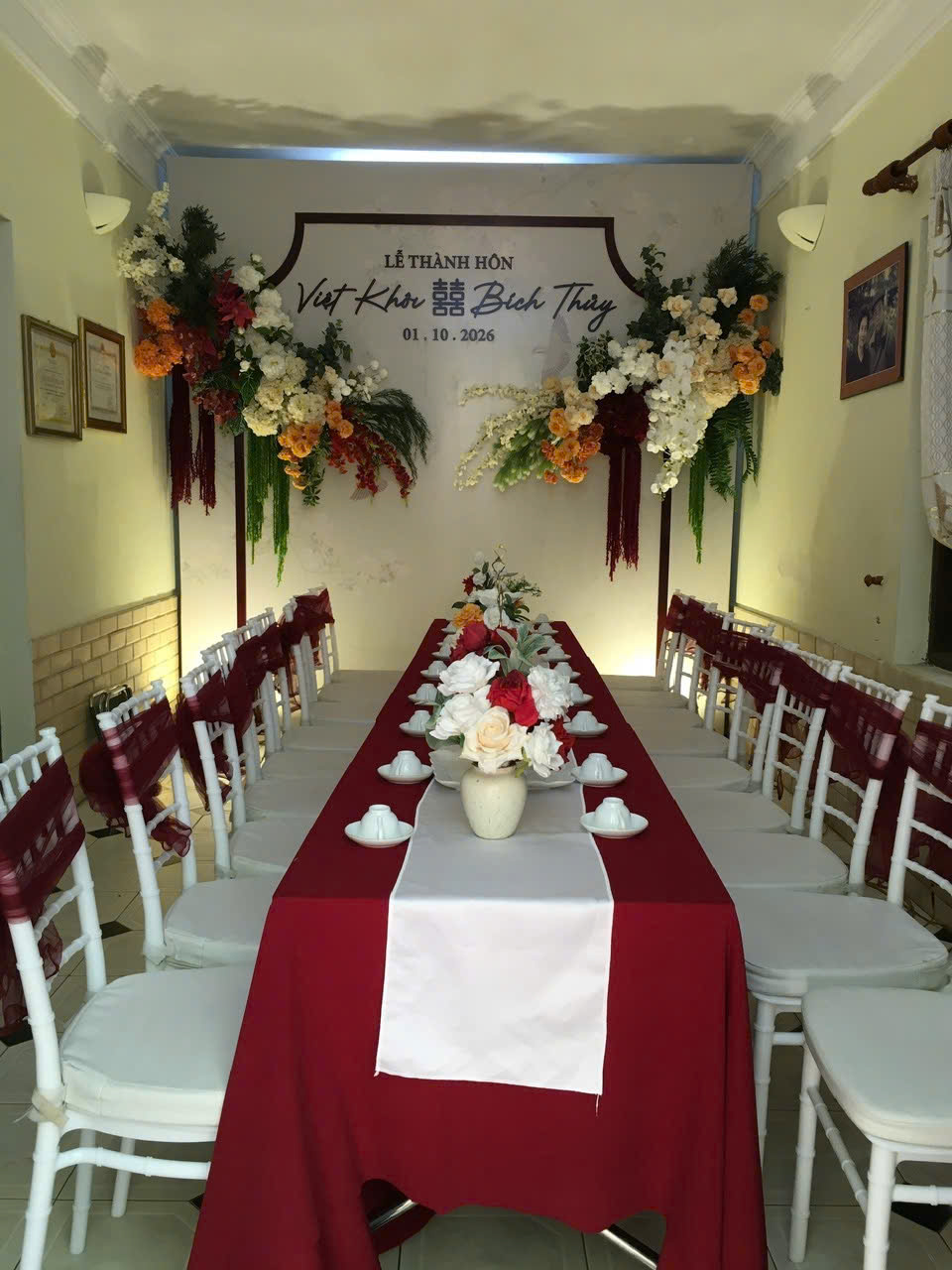Bàn dài runner trắng nhìn thẳng backdrop lễ thành hôn tại nhà