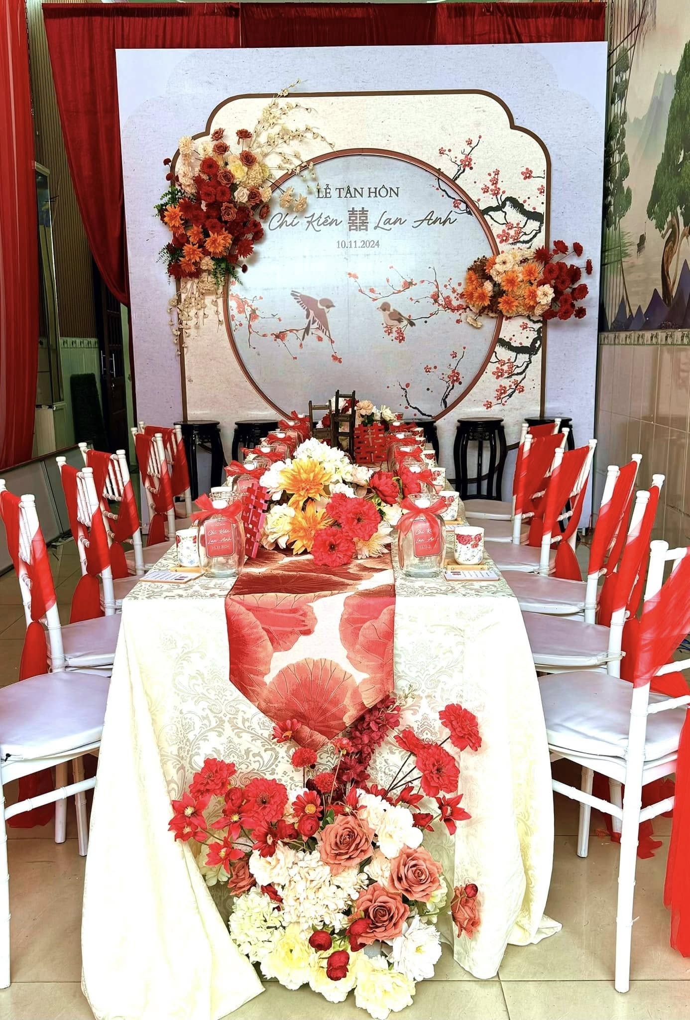 Backdrop tròn lễ tân hôn và bàn đỏ trong lễ của Kiên và Lan Anh, dùng bàn ghế cho thuê tone đỏ trắng