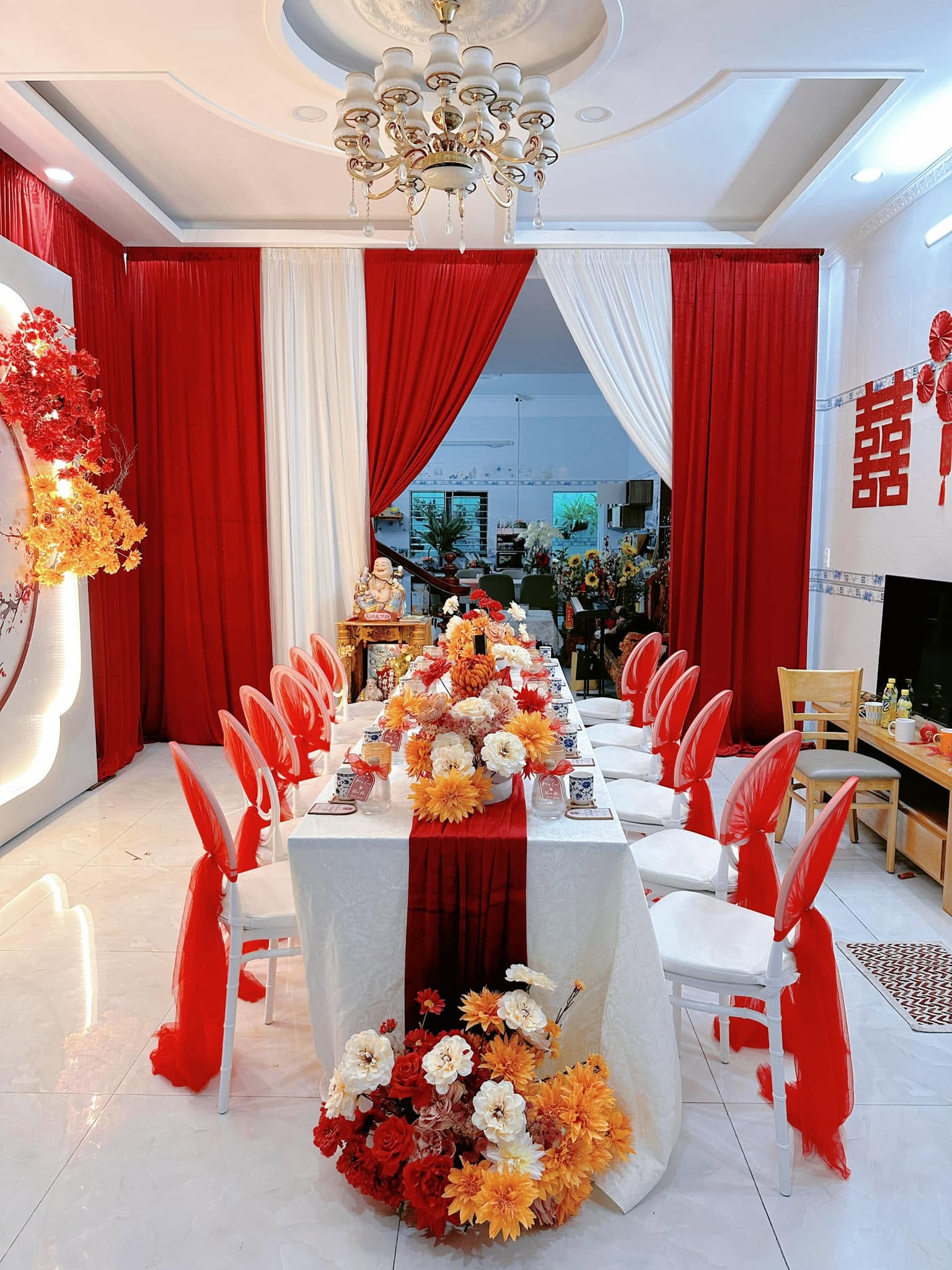 Bàn dài khăn đỏ, ghế nơ đỏ cho thuê trong lễ tân hôn tone đỏ trắng