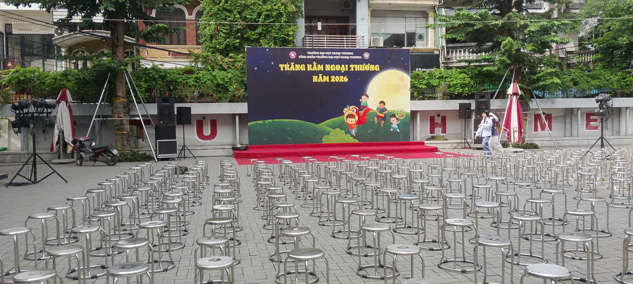 Hàng ghế đôn inox ngoài sân trường trong chương trình Trăng rằm Ngoại Thương 2026