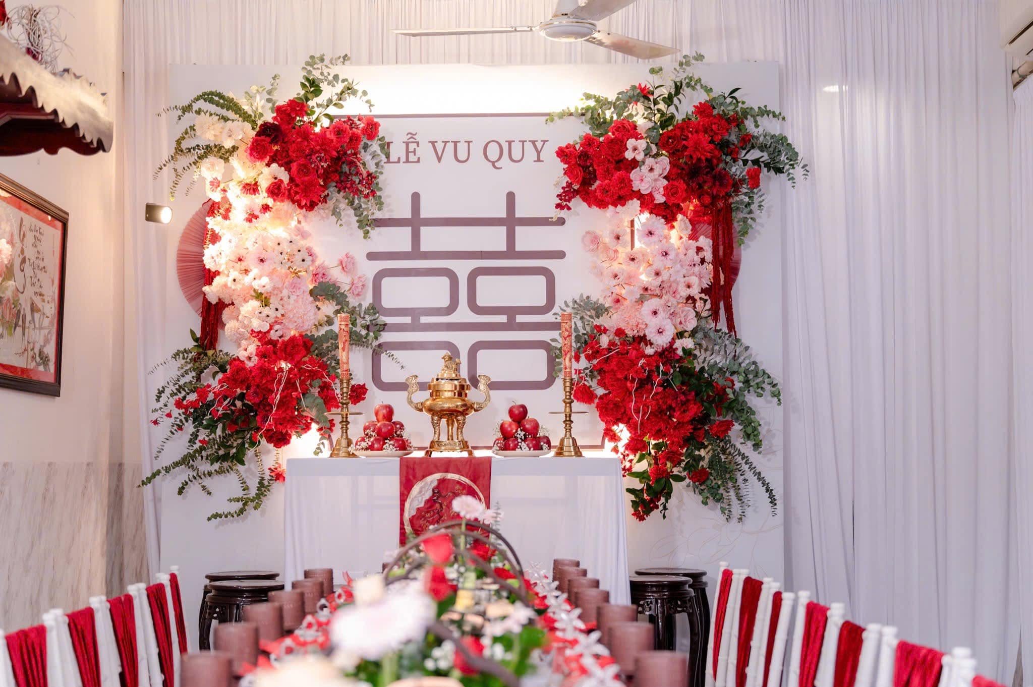 Gia tiên Lễ vu quy chữ hỷ bạc, hoa đỏ của Tuấn và Linh