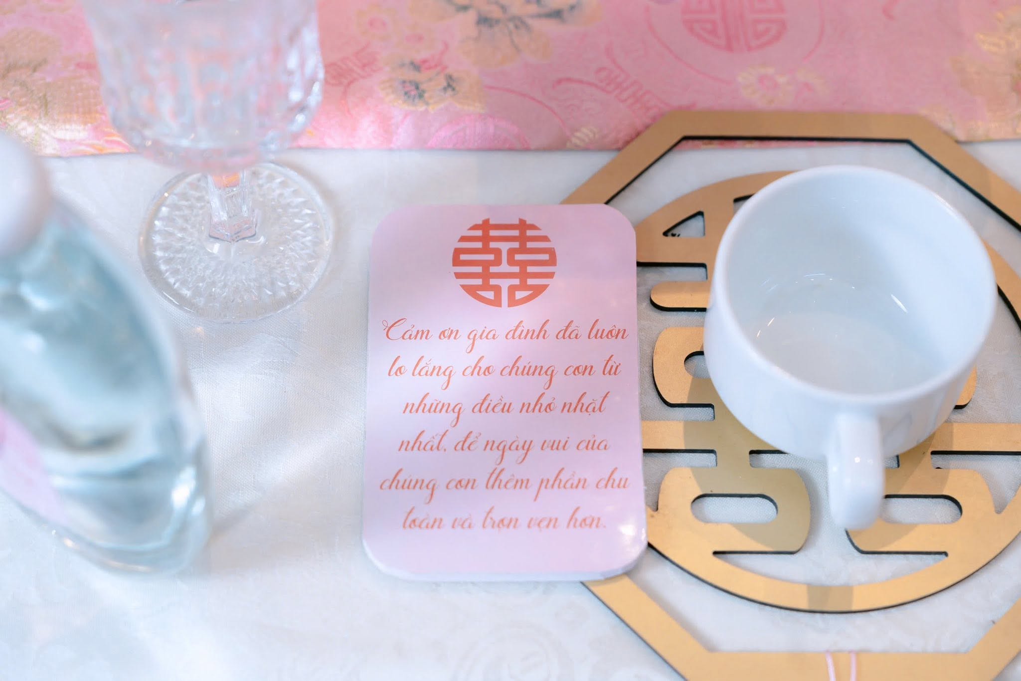 Thẻ cảm ơn chữ hỷ và lót ly gold trên bàn lễ vu quy