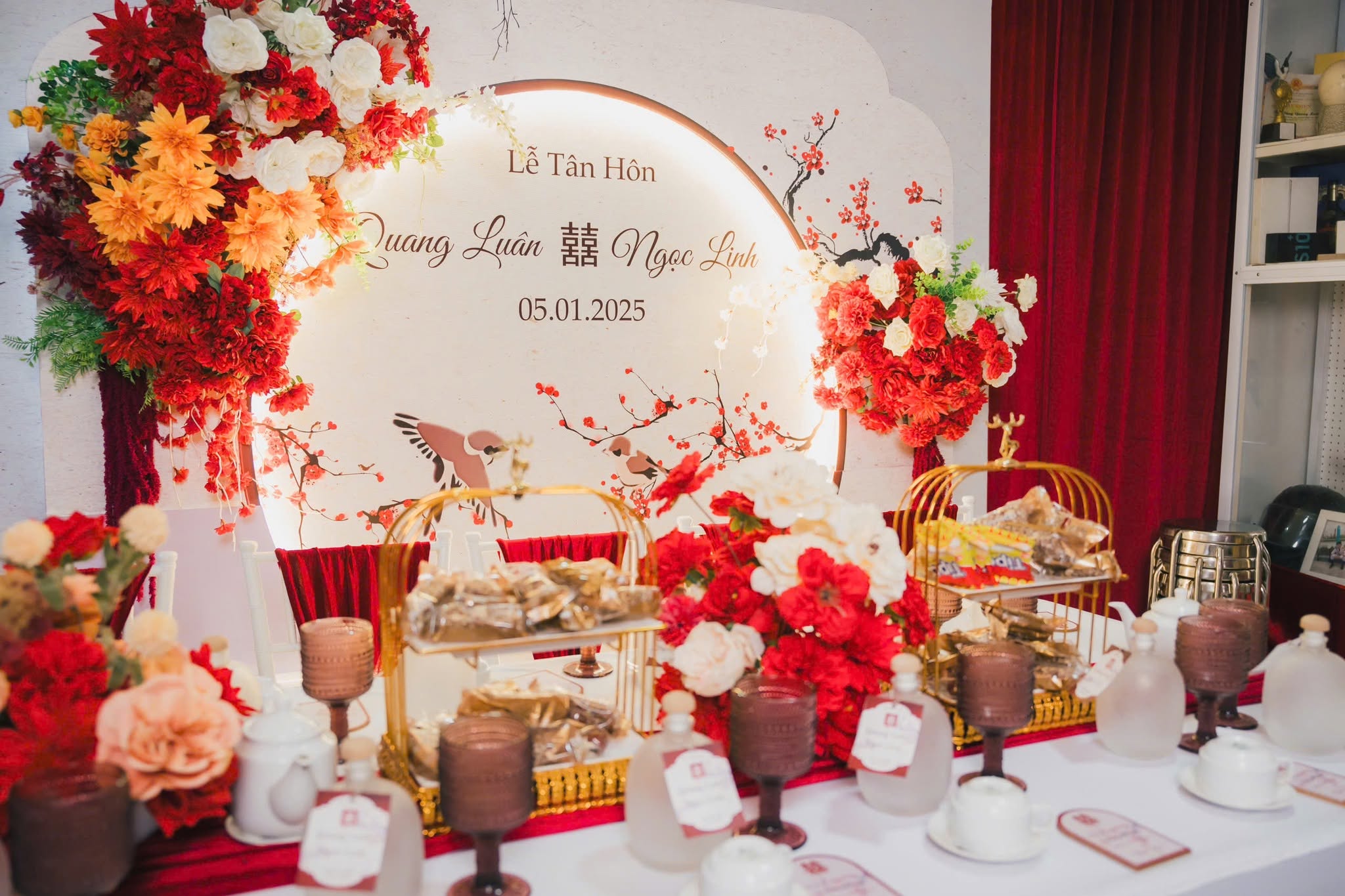 Backdrop lễ tân hôn Quang Luân & Ngọc Linh 05.01.2025 tone hồng đỏ trắng